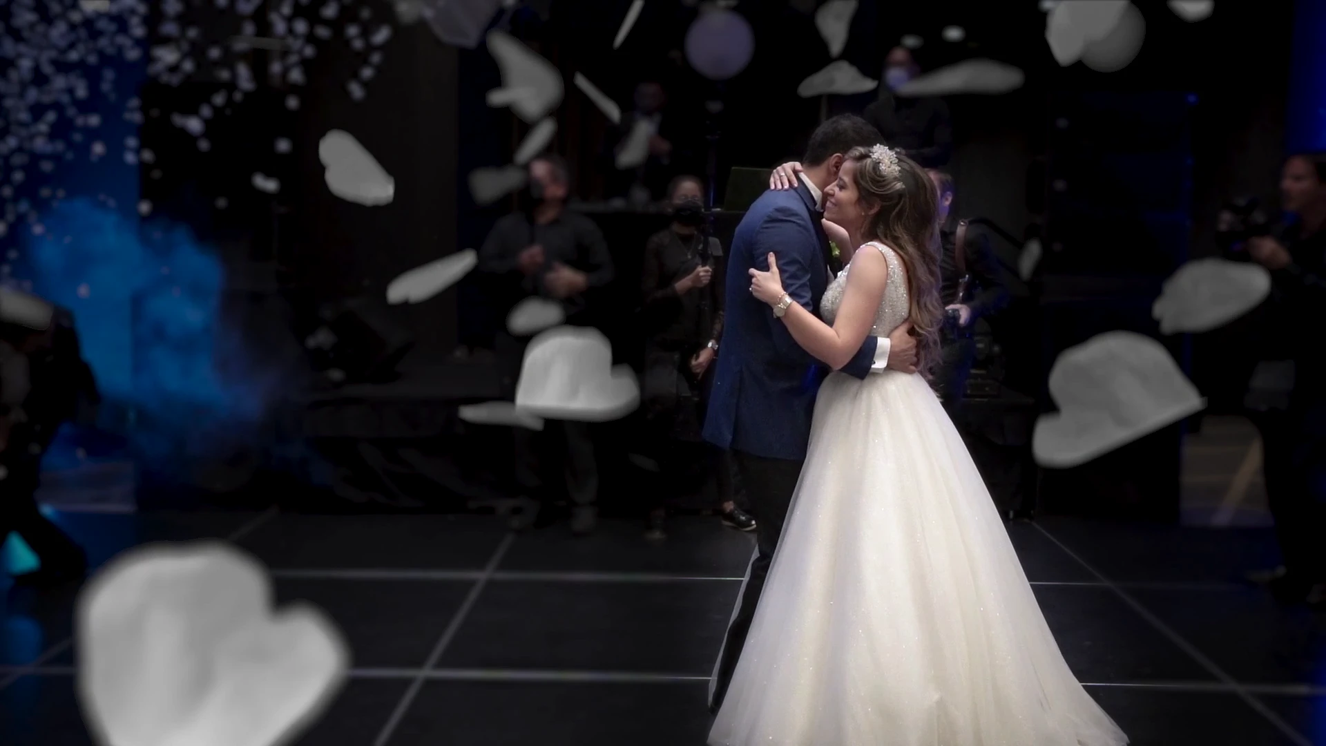 Pareja bailando durante una producción audiovisual social